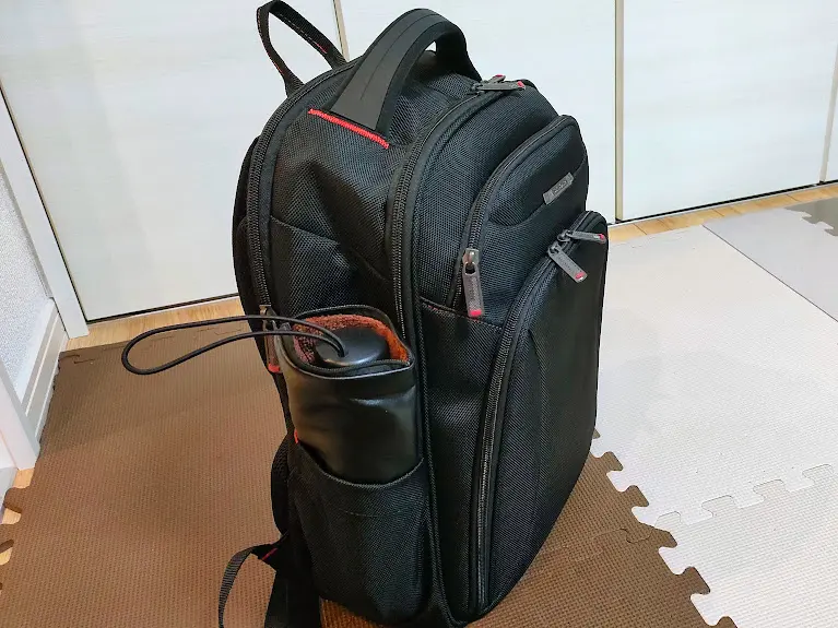 黒いリュックサック側面にボトル