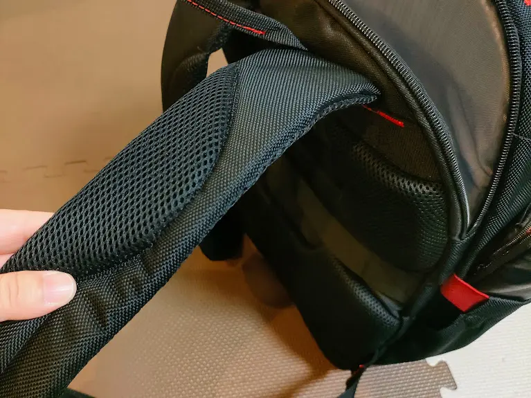 黒いリュックサックのクッション付き肩ひも