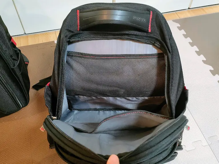 開いた黒いサムソナイトのリュックサック