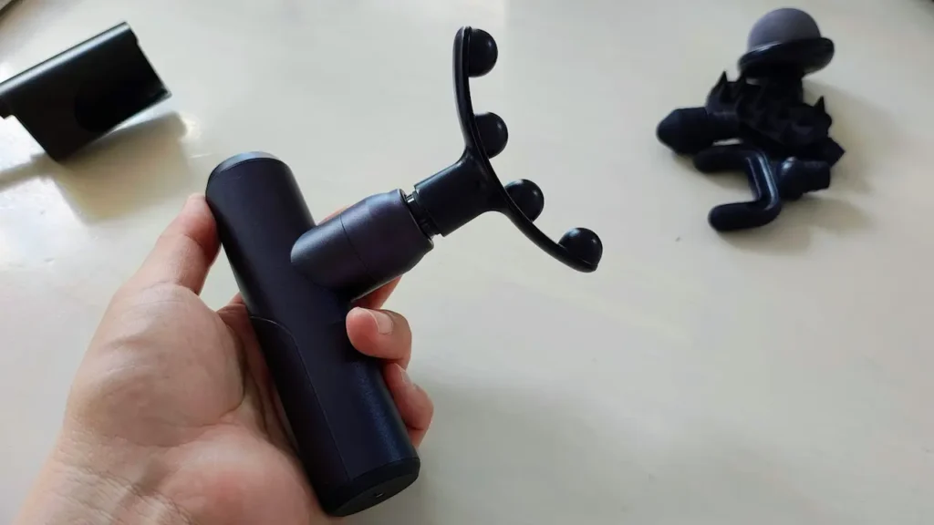 4つの球が付いた先端部品を取り付けたルルドガン
