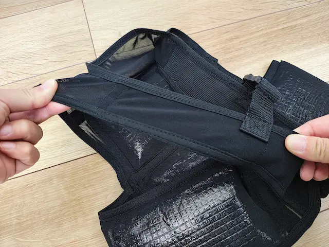 黒いメッシュ素材で内側が銀色に防水加工された買い物バッグを両手で広げている