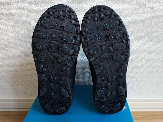 コロンビアの黒い靴底2つ 滑り止めの凹凸と水色の粒