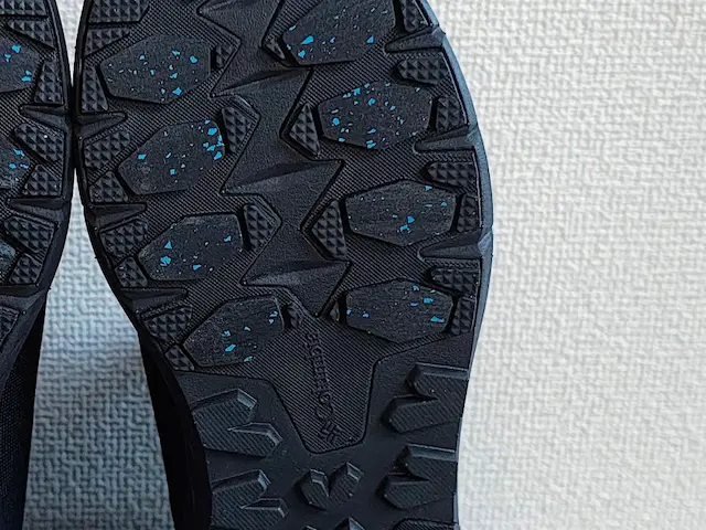 Columbia OMNI-GRIPの黒い靴底 青い滑り止めが埋め込まれた深い溝