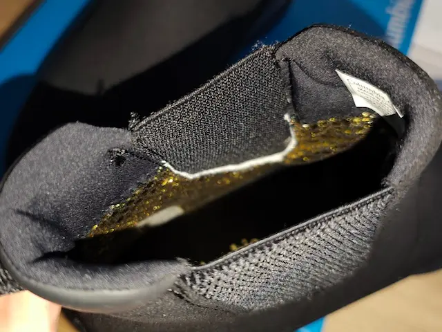 コロンビア製の黒い靴 内部が裂け金色の素材が露出